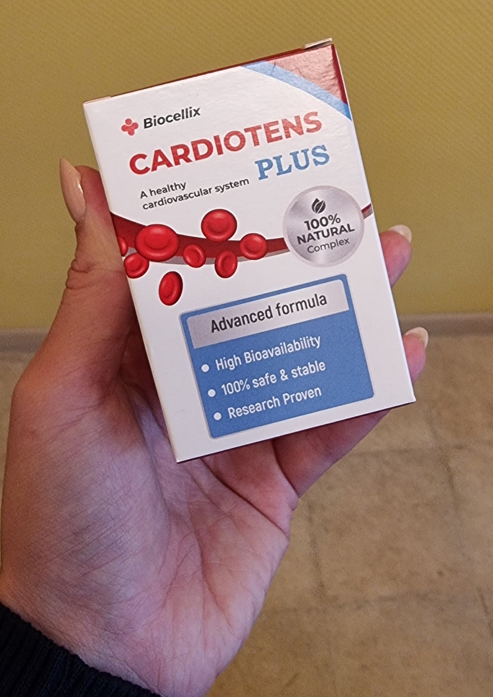 Cardiotens Plus in der Hand